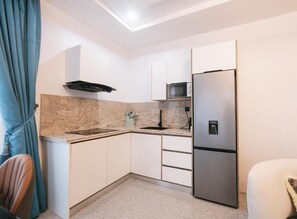 Habitación Deluxe doble, balcón, vistas a la ciudad | Cocina privada