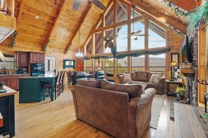 Smart TV, fireplace, books - Luxury Views and Prime Smoky Mountain Location (Sevierville)