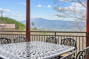 Outdoor dining - Luxury Views and Prime Smoky Mountain Location (Sevierville)