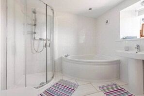 Hair dryer, towels, shampoo, toilet paper - Grange Cottage Aysgarth (Aysgarth)