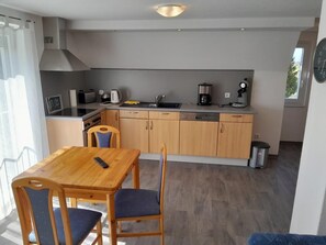 Kaffetrakter/tekoker, kjøleskap, ovn og oppvaskmaskin