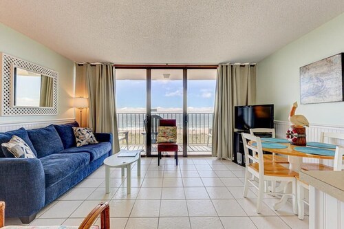 Beachfront 1BR condo in Carolina Beach, perfect for 6, ocean views await!
