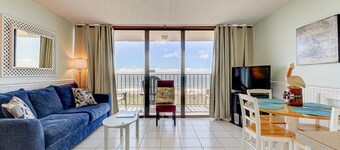 Beachfront 1BR condo in Carolina Beach, perfect for 6, ocean views await!