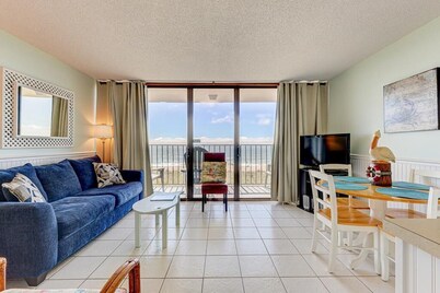 Beachfront 1BR condo in Carolina Beach, perfect for 6, ocean views await!