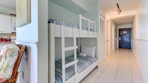 Ein Stockbett in einer Diele, links ist eine Küchenzeile erkennbar.