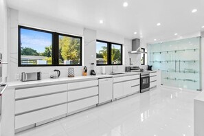 Villa | Cocina privada | Cafetera y tetera 