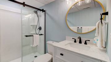 Douche, séchoir à cheveux, serviettes fournies