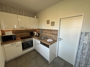 Fridge, microwave, oven, stovetop - Vacation home Alte Schule (Dornumersiel)
