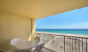 Outdoor dining - Driftwood Towers 4H - Beachfront (Gulf Shores)