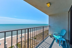Property grounds - Charming 1-bedroom oceanfront condo in Carolina Beach, sleeps 3. (Carolina Beach)