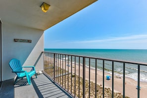 Property grounds - Charming 1-bedroom oceanfront condo in Carolina Beach, sleeps 3. (Carolina Beach)
