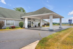 Exterior - Lodge Room at Indiana Beach Hotel (Monticello)