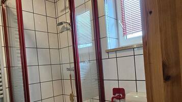 Dusche, Haartrockner, Handtücher, Seife