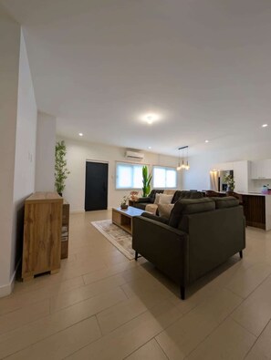 TV - Modern 2 BR | Pool | 5 mins from Downtown POS (Port of Spain)