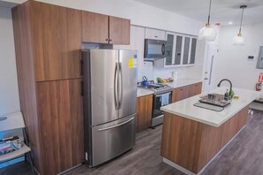 Private kitchen - Modern 3 BR- 2 bath, Walking distance to all amenities, Downtown POS (Port of Spain)
