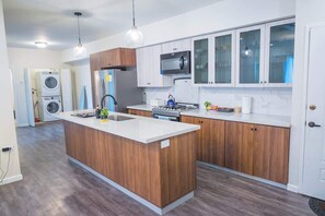 Private kitchen - Modern 3 BR- 2 bath | Walking Distance to all Amenities | Downtown POS (Port of Spain)