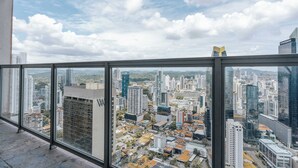 Un edificio de gran altura con vistas a un paisaje urbano a través de amplias ventanas.
