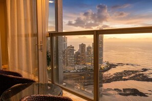A high-rise building with a view of a city skyline and a body of water. - 59A apartamento con vista panoramica, con 2 rec (Panamá)