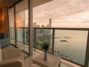 A balcony with a view of a city skyline and water. - 33D Apto Yoo Panamá, vista al mar de 1 recámara (Panamá)