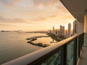 A high-rise building with a view of a marina and cityscape during sunset. - 33D Apto Yoo Panamá, vista al mar de 1 recámara (Panamá)