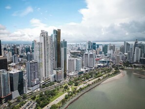 Aerial view - 61B Apto Moderno con Vistas al Océano de 1 hab (Panamá)