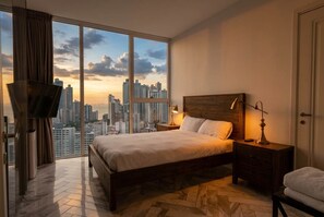 Ein Schlafzimmer mit großem Fenster, einem Bett, einem Nachttisch und Blick auf eine Stadtansicht.