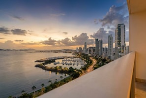 A coastal cityscape with high-rise buildings, a marina with boats, and a clear sky. - 25J Lujoso Apto en YOO, vista al mar con 2 recámaras (Panamá)