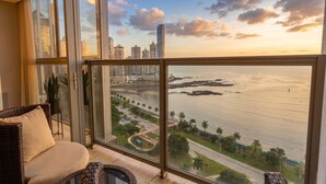 A balcony with a view of a city skyline and a body of water. - 23 A Espacioso Apto en Yoo con Vista Mar 2 Rec (Panamá)