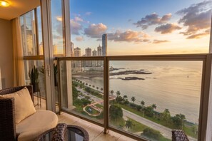 A balcony with a view of a city skyline and a body of water. - 23 A Espacioso Apto en Yoo con Vista Mar 2 Rec (Panamá)