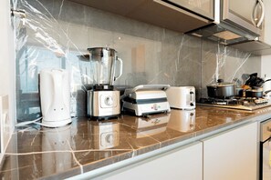 Eine Küche mit Mixer, Toaster und Herd.