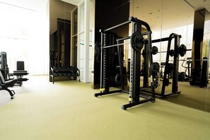 A gym with weightlifting equipment, benches, and dumbbells. - 24G Apto en Wanders & Yoo Marbella con 3 recamaras (Panama City)
