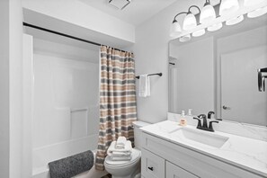 Shower - Townhouse on Perry - Walk to Main Street (Saint Charles)