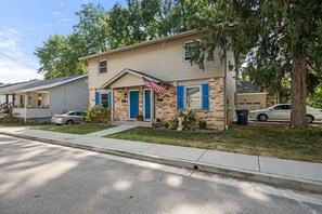 Exterior - Townhouse on Perry - Walk to Main Street (Saint Charles)