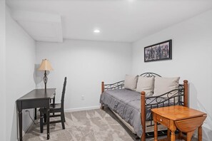 2 bedrooms, desk, iron/ironing board, WiFi - Townhouse on Perry - Walk to Main Street (Saint Charles)