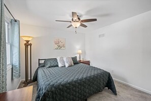 Desk, iron/ironing board, WiFi, bed sheets - Townhouse on Perry - Walk to Main Street (Saint Charles)