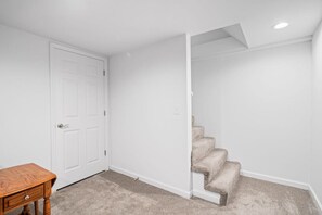 Interior - Townhouse on Perry - Walk to Main Street (Saint Charles)