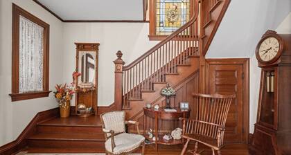 Oma’s Haus - Walk to Main Street!