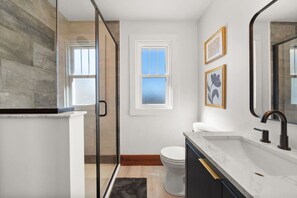 Shower, hair dryer, towels, soap - The Barker Bungalow - Charming 3 bedroom in Historic Town near shops and dining (Saint Charles)