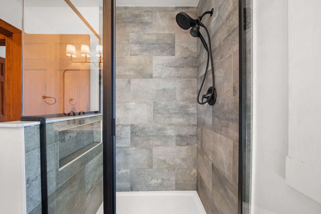 Douche, séchoir à cheveux, serviettes fournies, savon