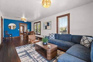 Smart TV - The Barker Bungalow - Charming 3 bedroom in Historic Town near shops and dining (Saint Charles)