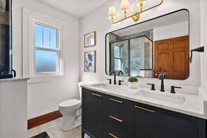 Shower, hair dryer, towels, soap - The Barker Bungalow - Charming 3 bedroom in Historic Town near shops and dining (Saint Charles)