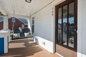 Terrace/patio - The Barker Bungalow - Charming 3 bedroom in Historic Town near shops and dining (Saint Charles)