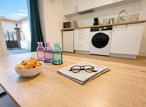 Mikrowelle, Wasserkocher mit Kaffee-/Teezubehör, Toaster