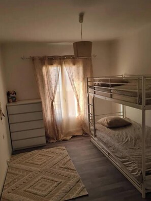 Room - T3 apartment in a private air-conditioned residence (Avignon)