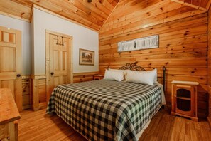 4 bedrooms, iron/ironing board, bed sheets - Porchside Pines։ Private Hot Tub (Pigeon Forge)