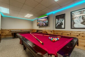 Games room - Porchside Pines։ Private Hot Tub (Pigeon Forge)