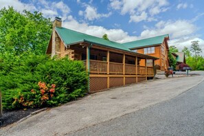 Exterior - Porchside Pines։ Private Hot Tub (Pigeon Forge)