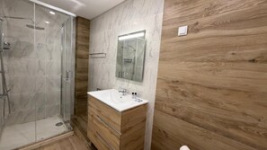 Douche, sèche-cheveux, serviettes fournies, savon