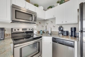 Frigorífico, microondas, horno y placa de cocina
