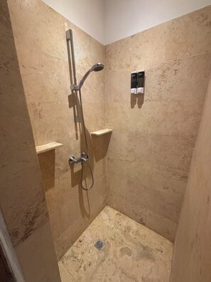 Bidet, Handtücher, Seife, Toilettenpapier